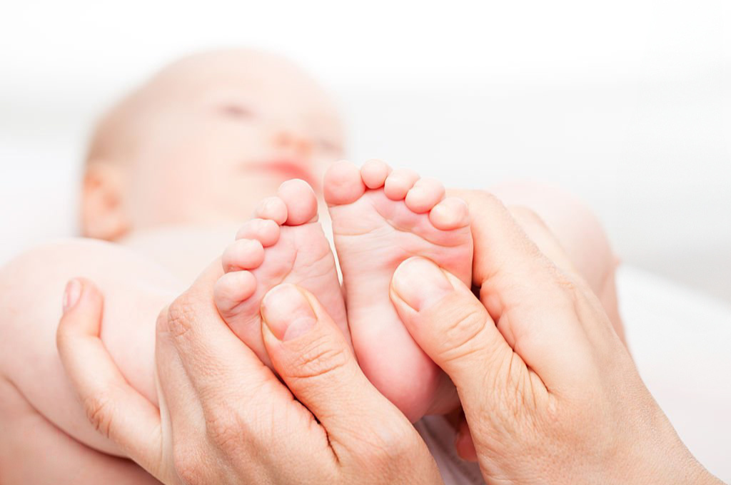Reflexologia Podal para Bebés: Um Toque de Conforto